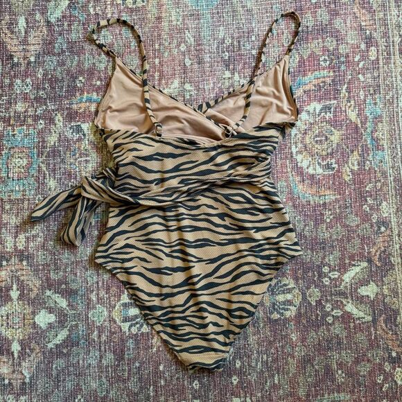 Aerie Women’s Medium Animal Print Tiger One-Piece  Wrap Swimsuit - Picture 6 of 9